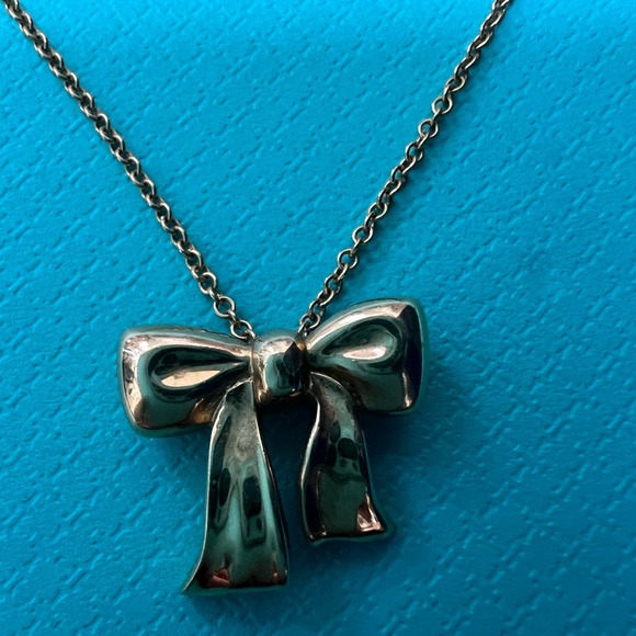 🔴Authentic VINTAGE  18K GOLD TIFFANY & CO Bow Pendent Necklace🔴 - Picture 5 of 13